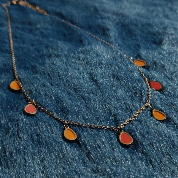 Delicate Chain Leaf Necklace .